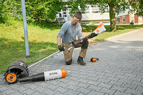 Worker setting up STIHL KombiSystem